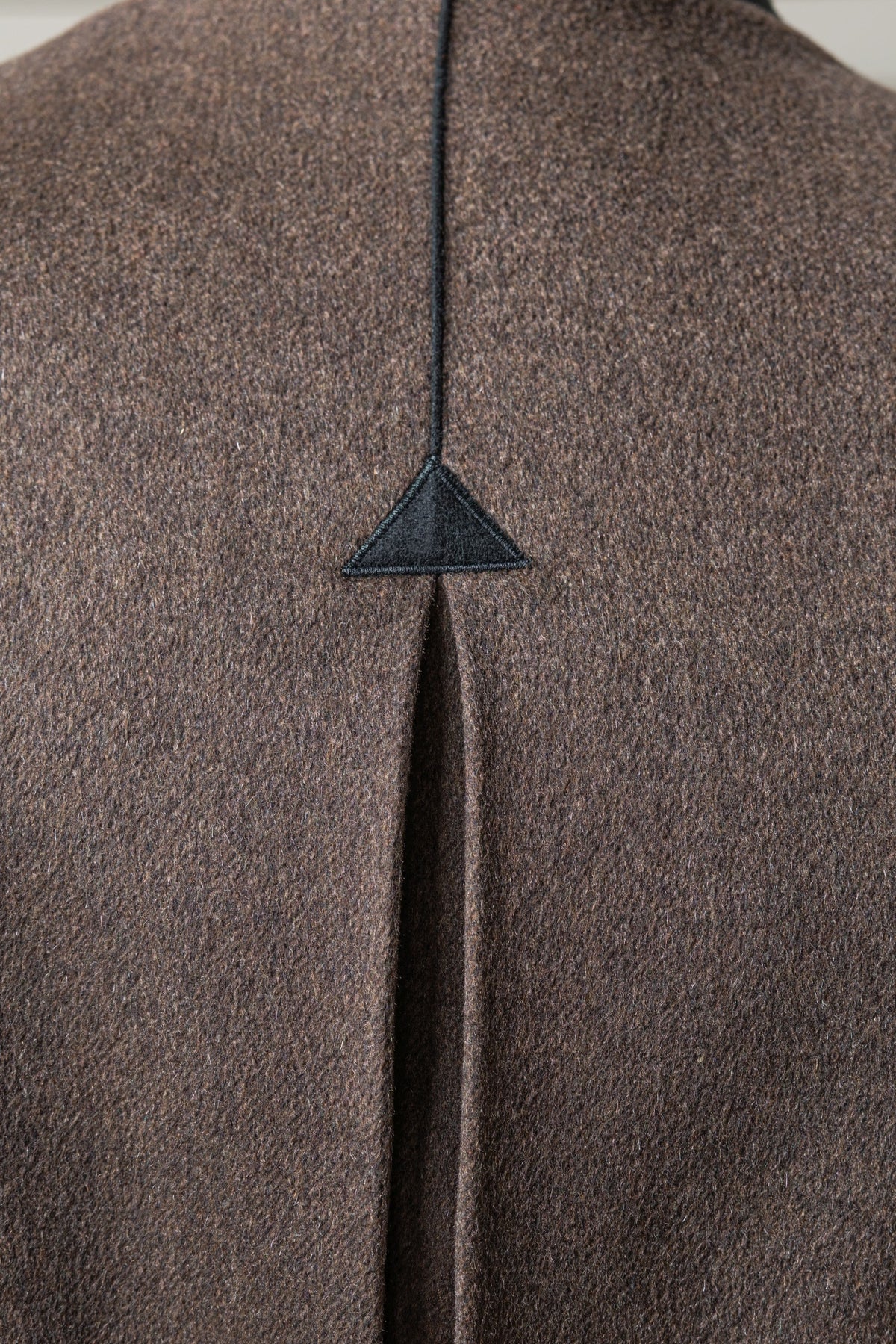 Detailaufnahme Rücken Habsburg Sakko Johann Karl in Cashmere