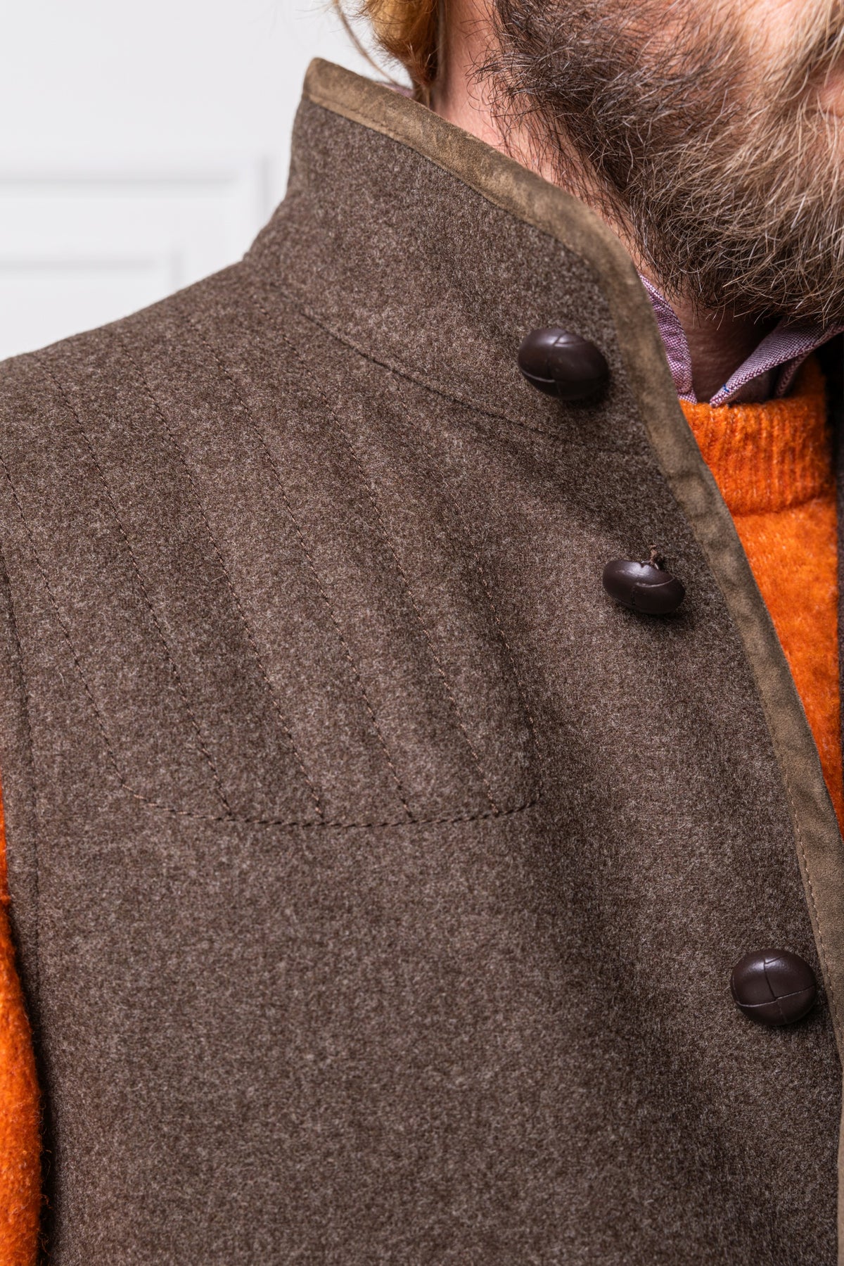 Detailaufnahme des Schiessflecks bei der Habsburg Lodenweste Ambros für Herren in Braun