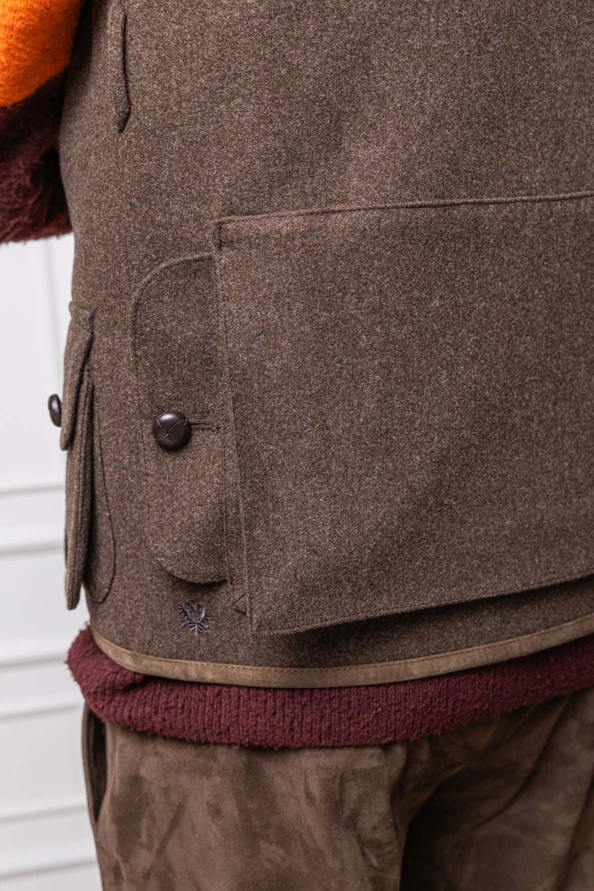 Detailaufnahme der Jackentasche bei der Habsburg Lodenweste Ambros für Herren in Braun