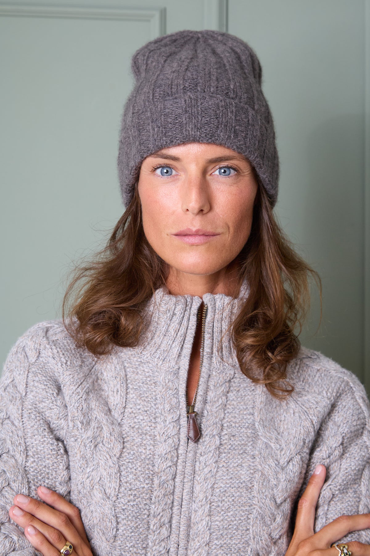 Cashmere-Mütze Armin in grau getragen von Model