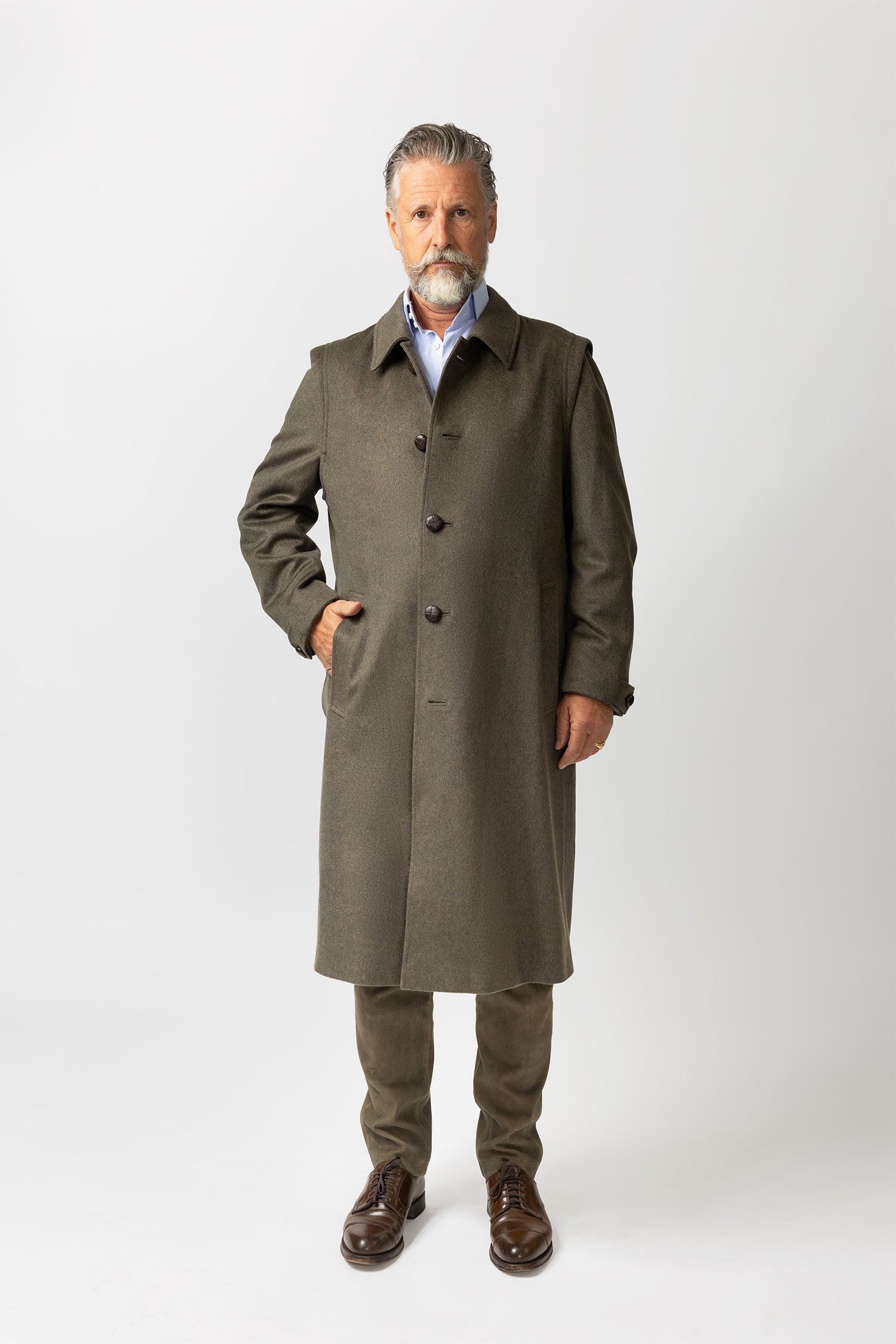 Habsburg Hubertusmantel in Cashmere, grün, Frontansicht mit Lederknöpfen - Eleganter Jagdmantel für Herren, am Modell.