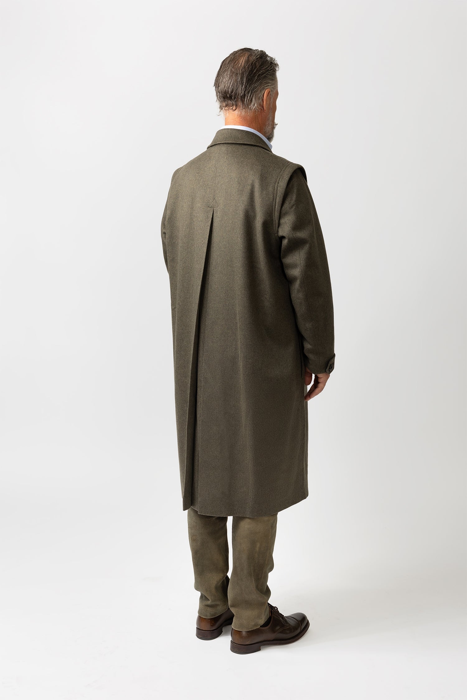 Habsburg Hubertusmantel in Cashmere, grün, Rückansicht mit Kellerfalte - Eleganter Jagdmantel für Herren, am Modell.
