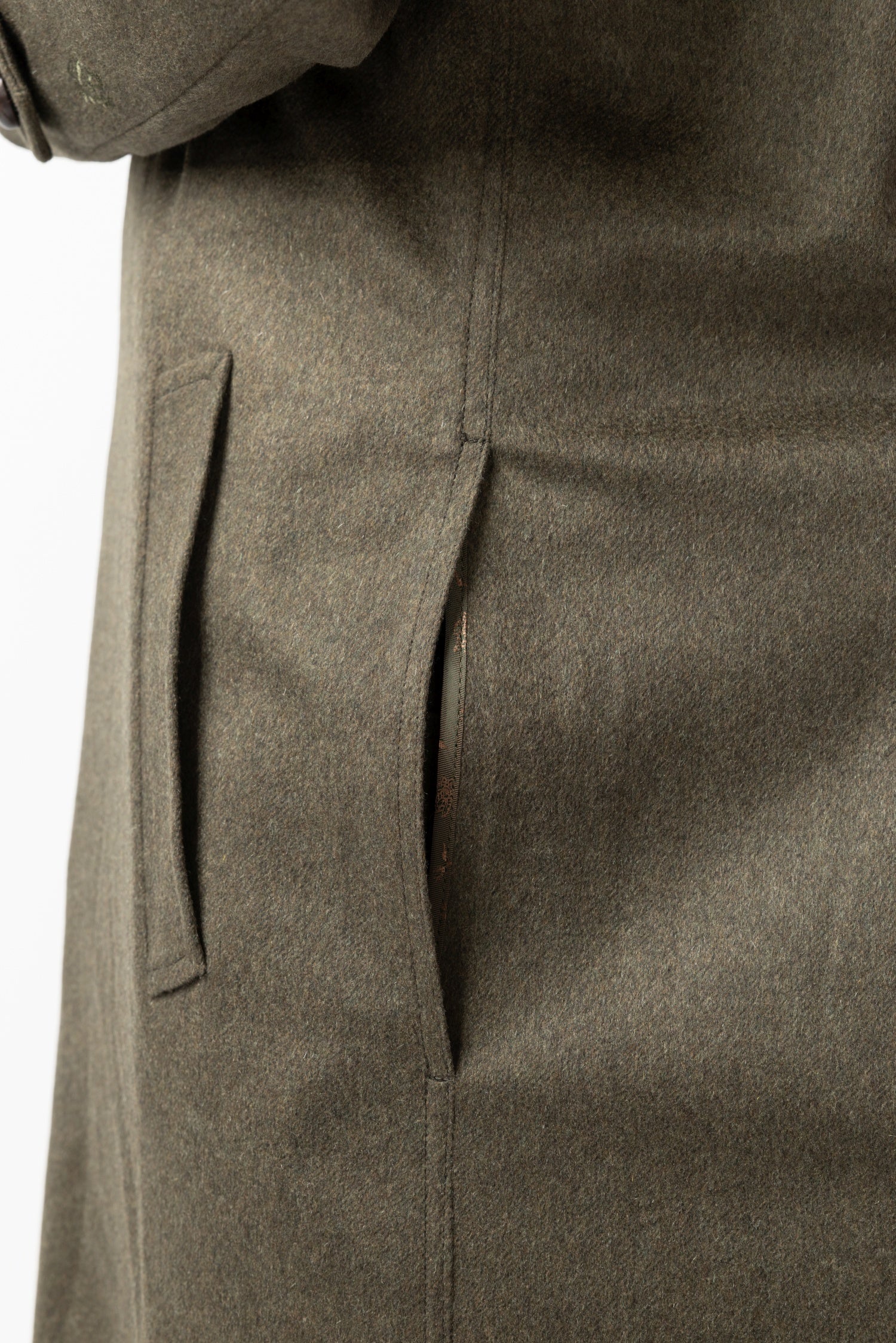 Detailansicht, seitlicher Mantelschlitz zum durchgreifen und Leistentasche im Hubertusmantel von Habsburg in grünem Cashmere 