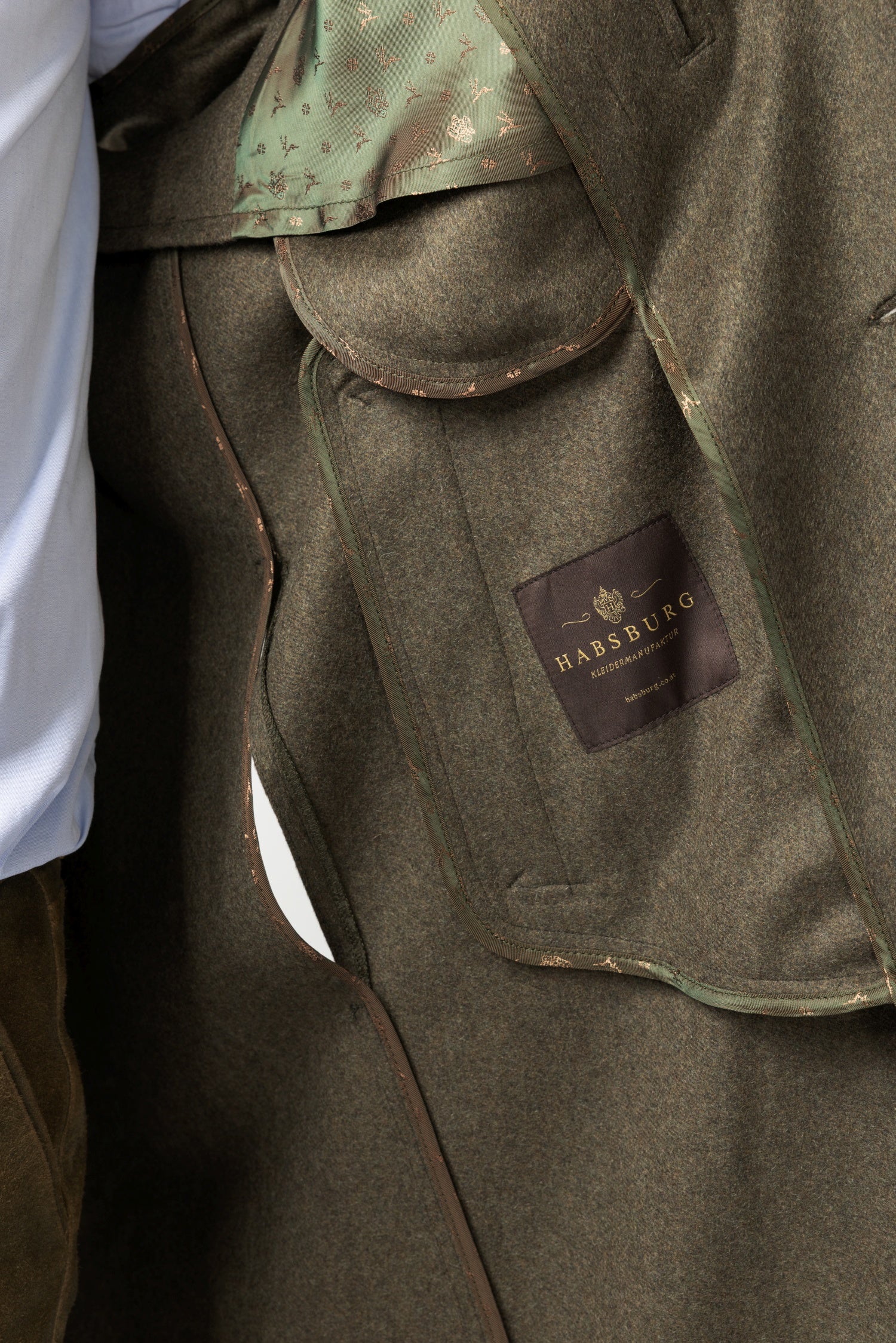 Innenansicht Hubertusmantel zeigt den Taschenbeutel mit aufgenähtem Habsburg-Label sowie mit Futterstoff eingefasste Nähte.