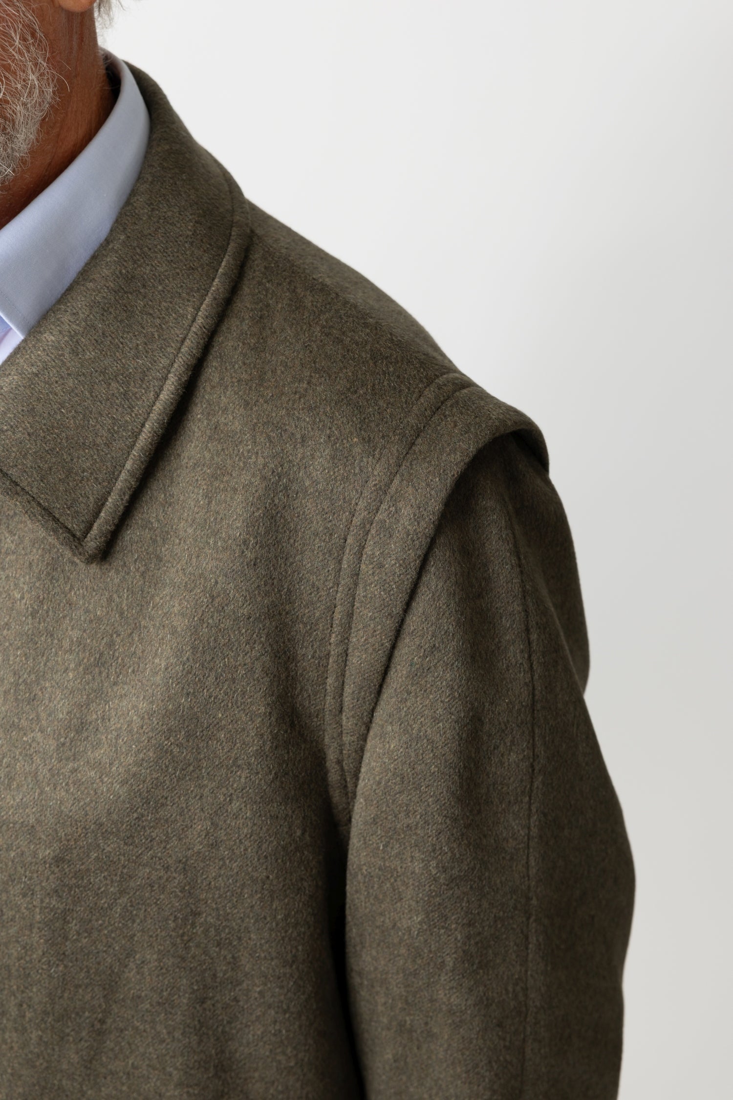 Detailansicht der Dachschulter des Hubertusmantels in grünem Cashmere von Habsburg.